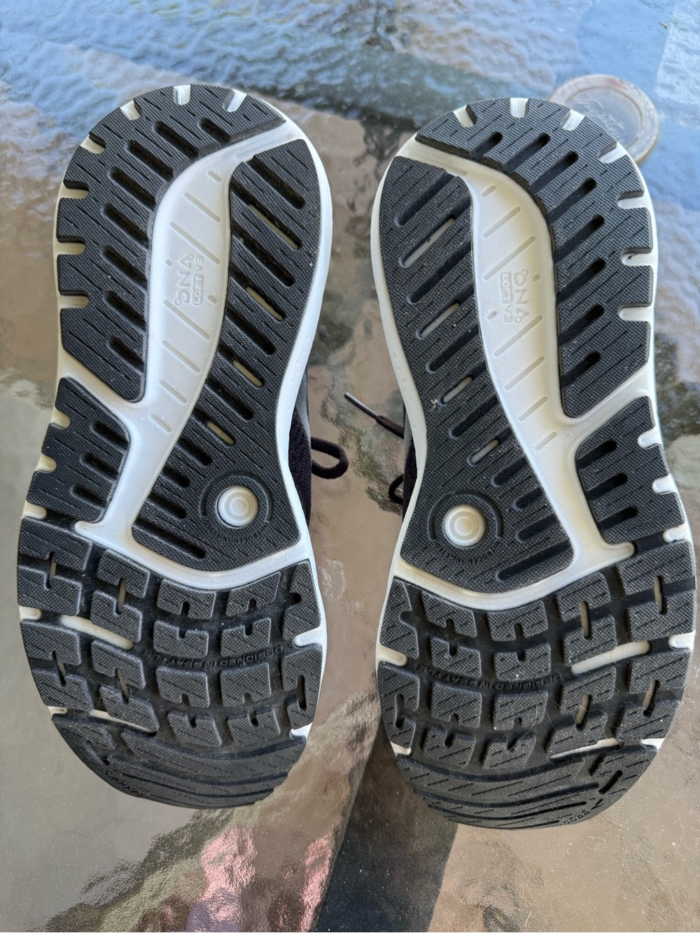 Brooks Ariel GTS 24 Women's Running Shoes in Black and White (Brand New) - Picture 2 of 9